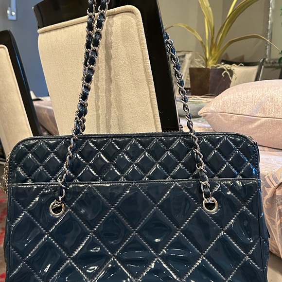 Authentic CHANEL Patent Quilted Purse - Picture 3 of 15